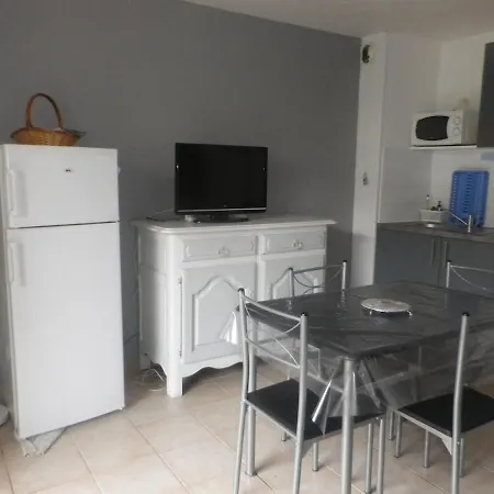 Joli T2 Cosy Avec Jardin 600 M Et Avec Grande Piscine Commune Et Petite Pour Les Enfants Appartement